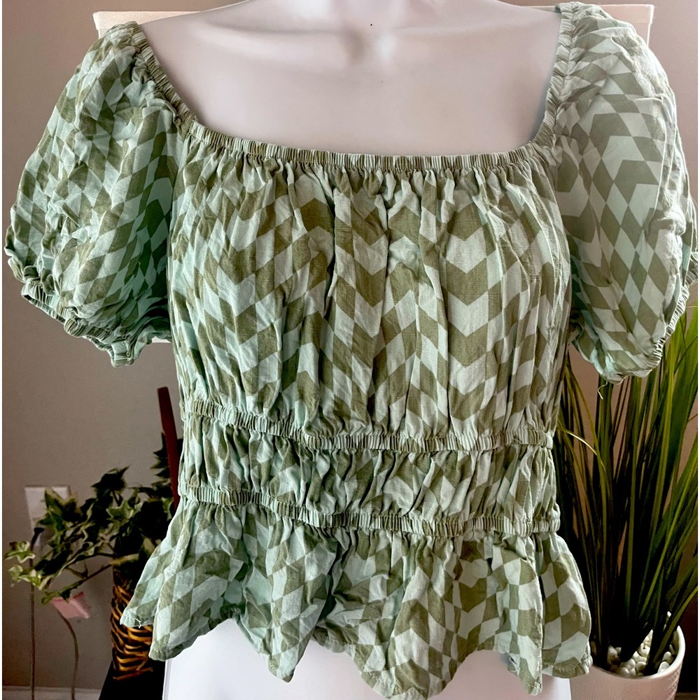 Cute off shoulder top from SO.  Sz xl junior